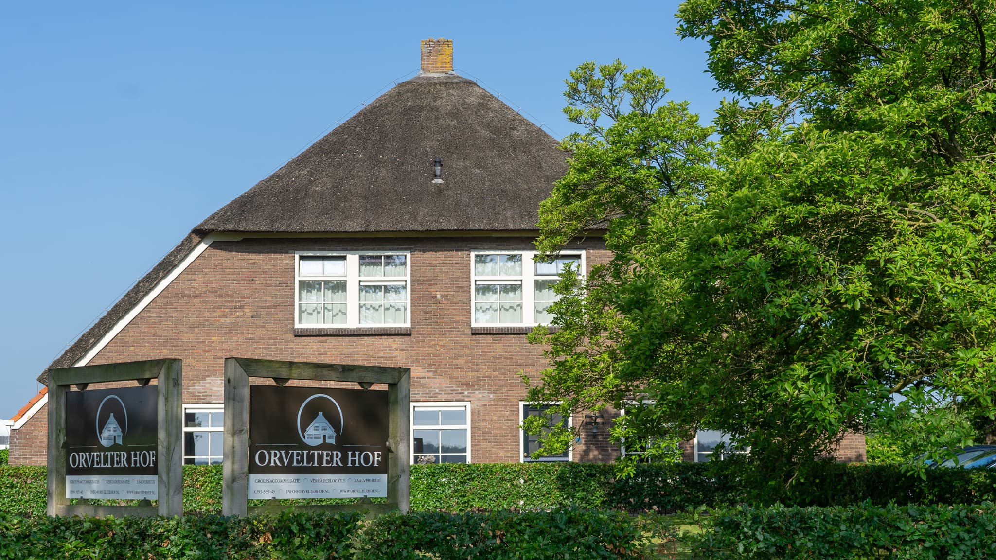De naamborden van Orvelter Hof bij de oprit aan de Mr. J.B. Kanweg