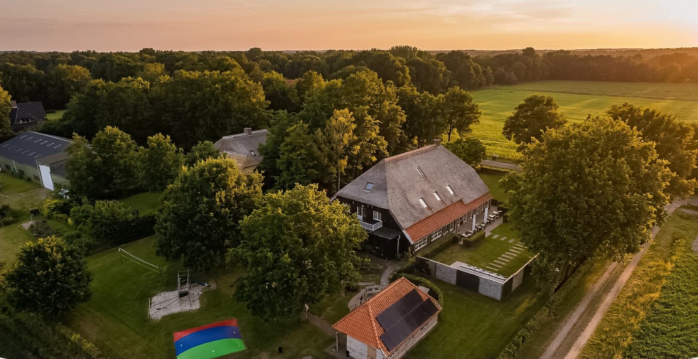 Luchtfoto Orvelter Hof in de Drentse natuur bij zonsondergang