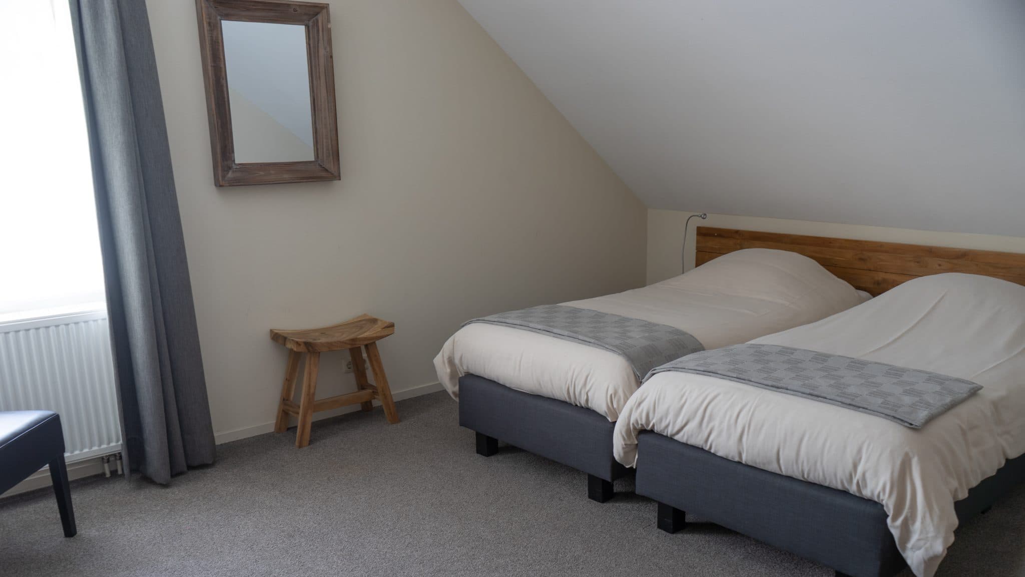 Een tweepersoonskamer met eigen badkamer bij Orvelter Hof