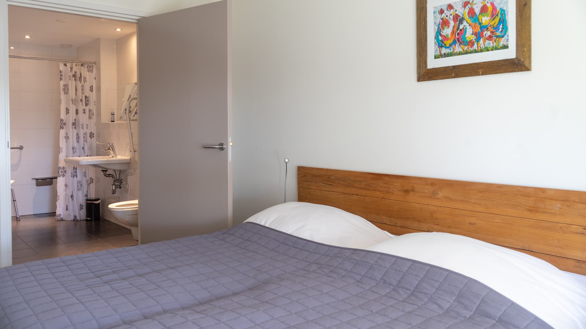 Tweepersoonskamer met boxspringbedden bij Orvelter Hof