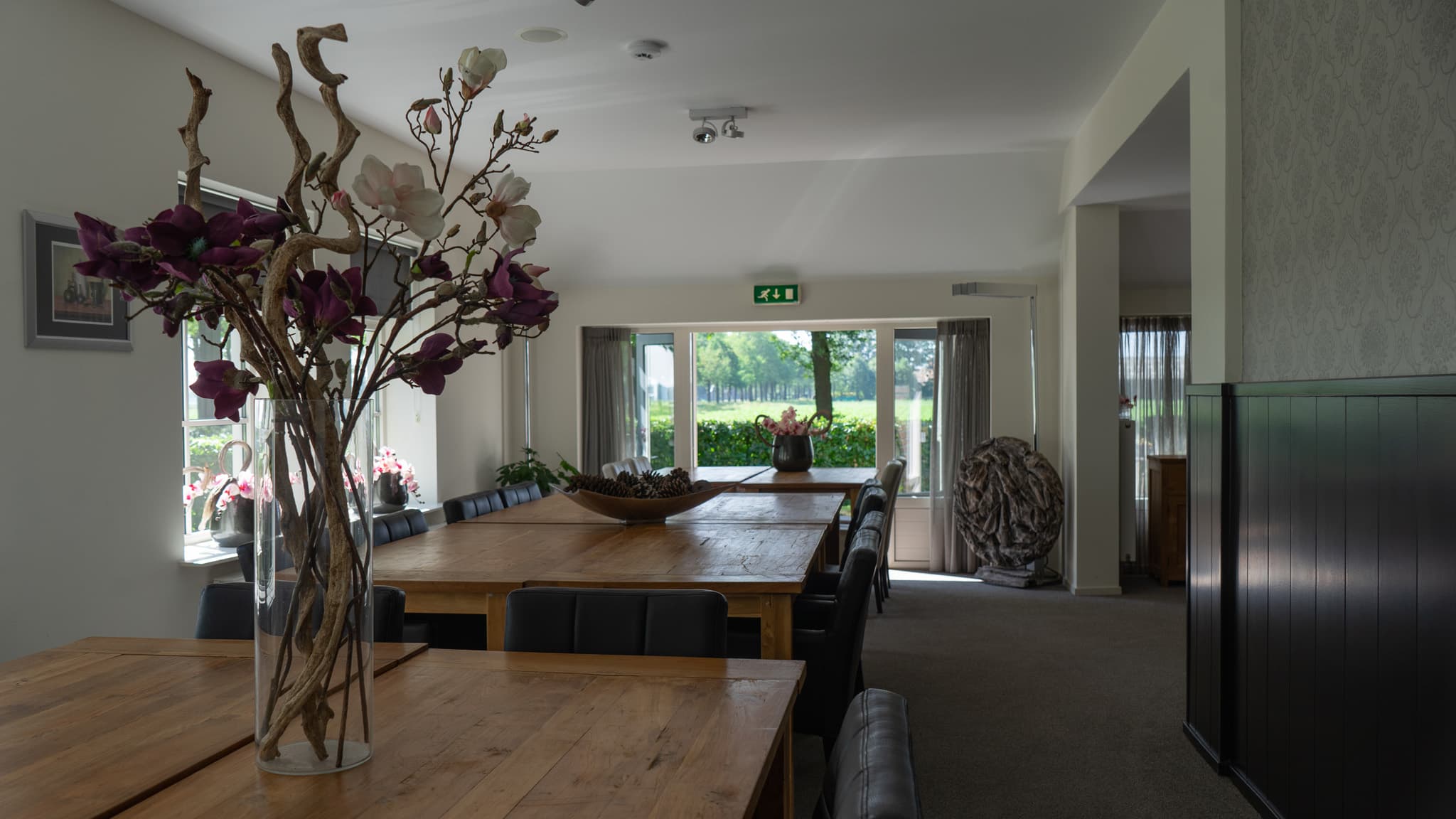De vergaderzaal van Orvelter Hof met lange tafels en uitzicht op de tuin